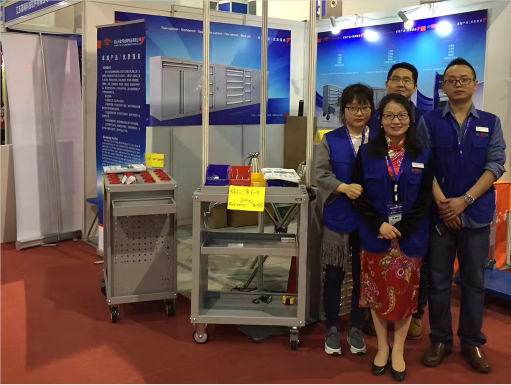 工具柜生產廠家天金岡員工身穿印有“綠色logo”的廠服