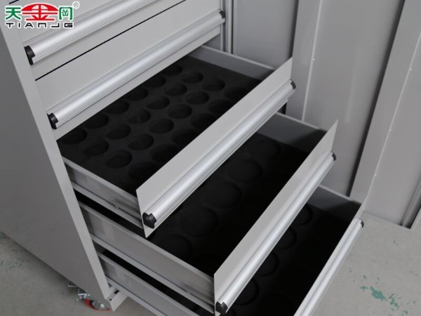 帶門車間工具車有什么特別的地方？