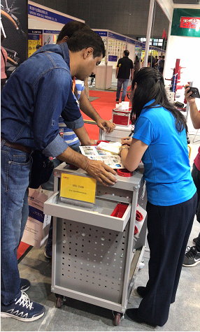 外國(guó)友人不斷